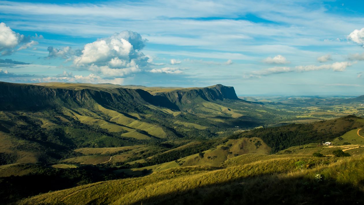 Vales e serras verdes da Serra da Canastra, em Minas Gerais, sob um céu de nuvens